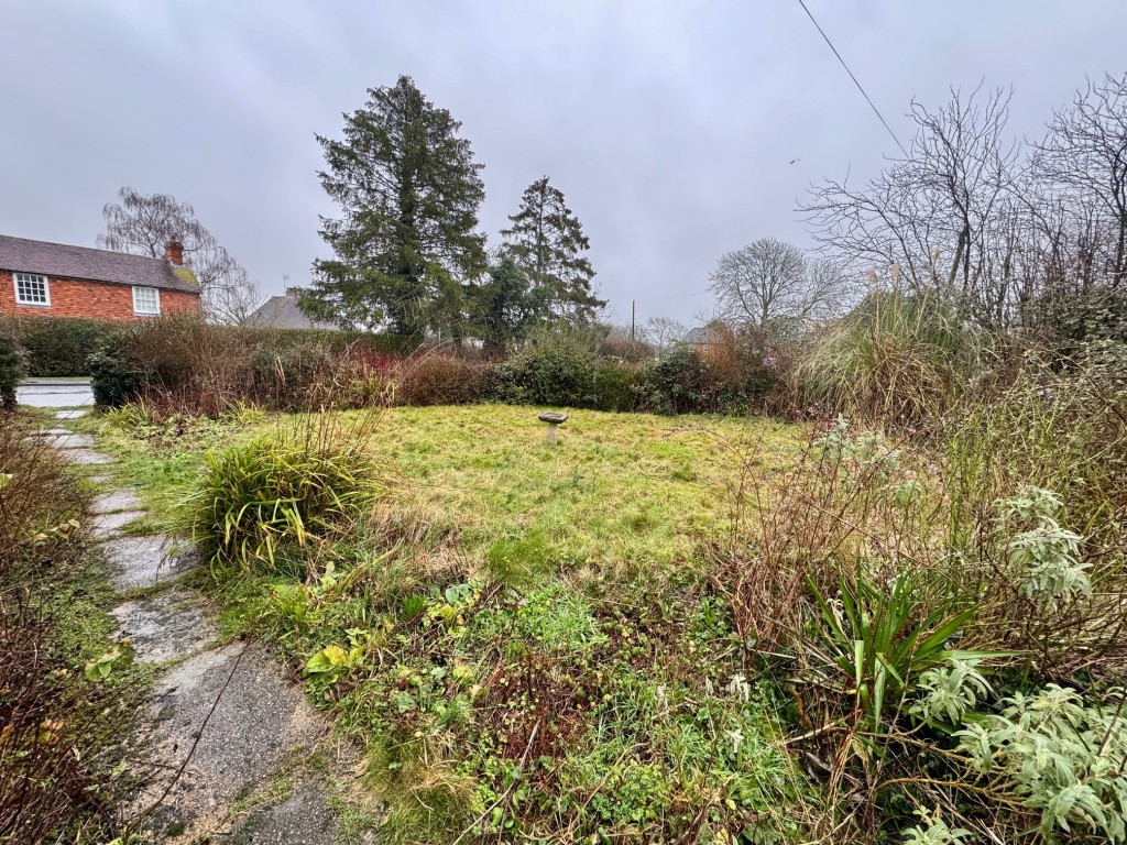 Lot: 31 - DETACHED PERIOD COTTAGE AND ORCHARD LAND - Front garden
